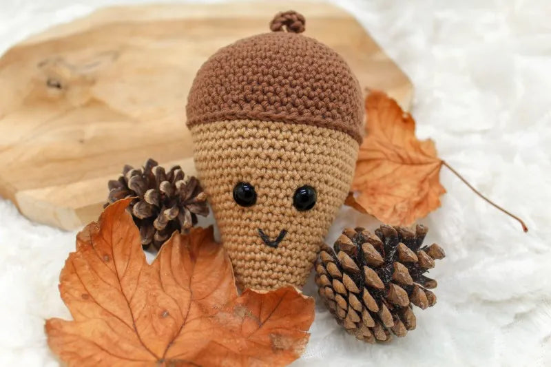 Gehaakt Haakpatroon eikel Eddie ontworpen door Cora's Knit Knacks