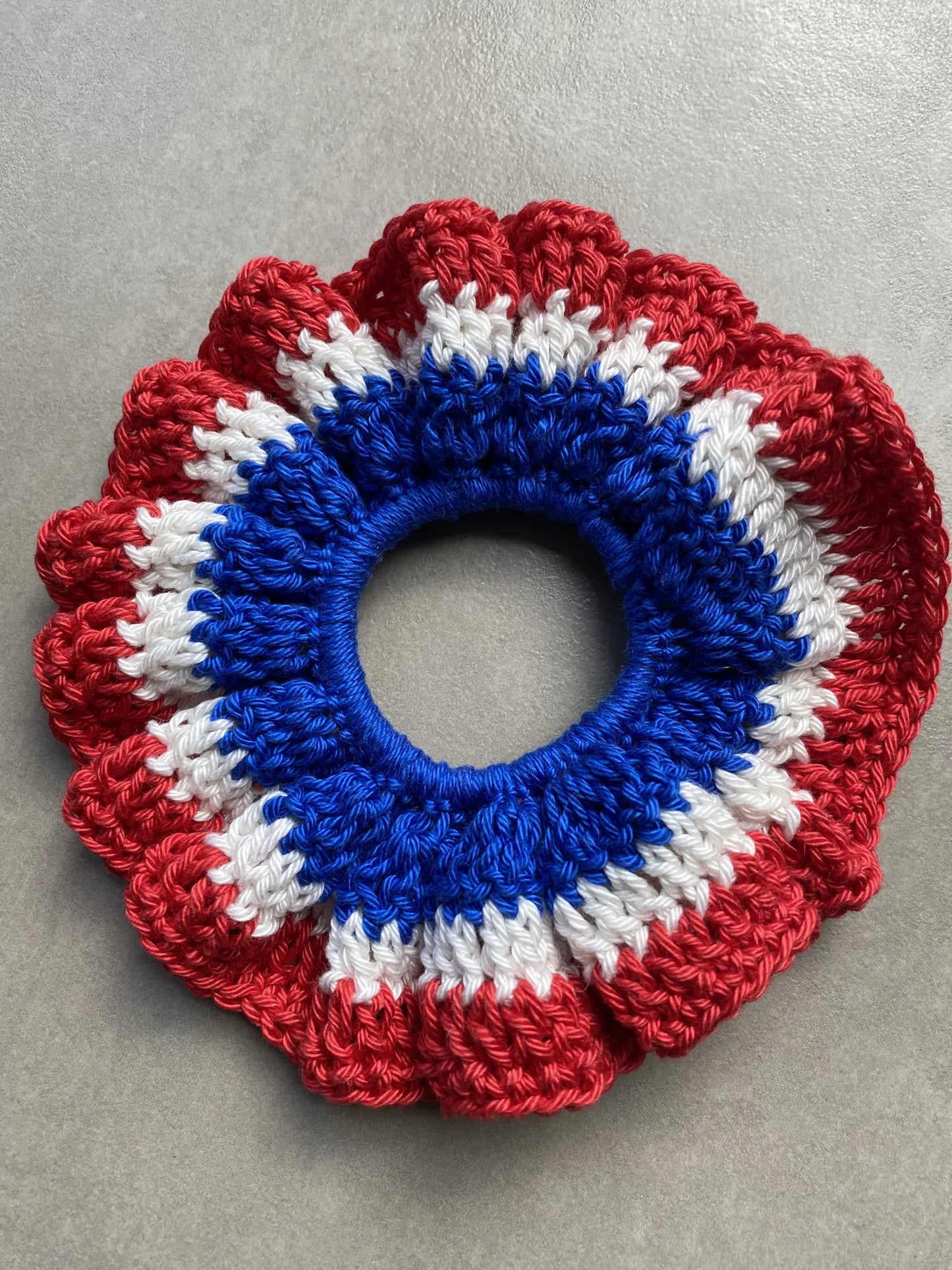Gehaakt Koningsdag scrunchies bundel ontworpen door Crafting Dutchie