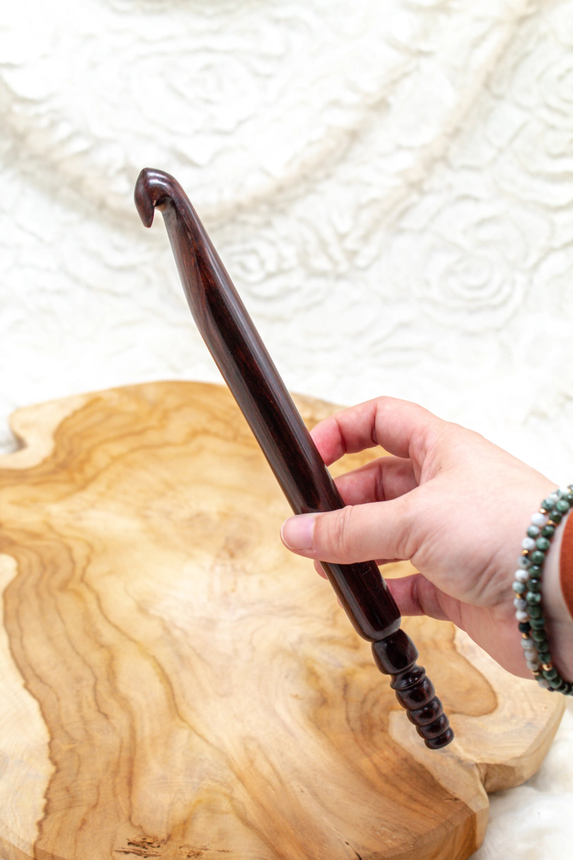Furls Rosewood 20 mm haaknaald vastgehouden door een vrouwenhand