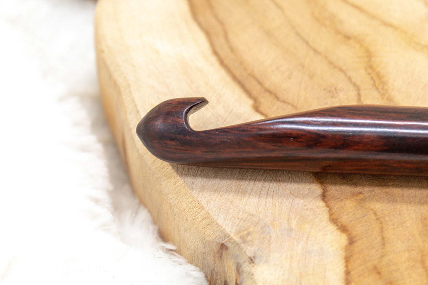 Close up van de haak van de Furls Rosewood 20 mm haaknaald