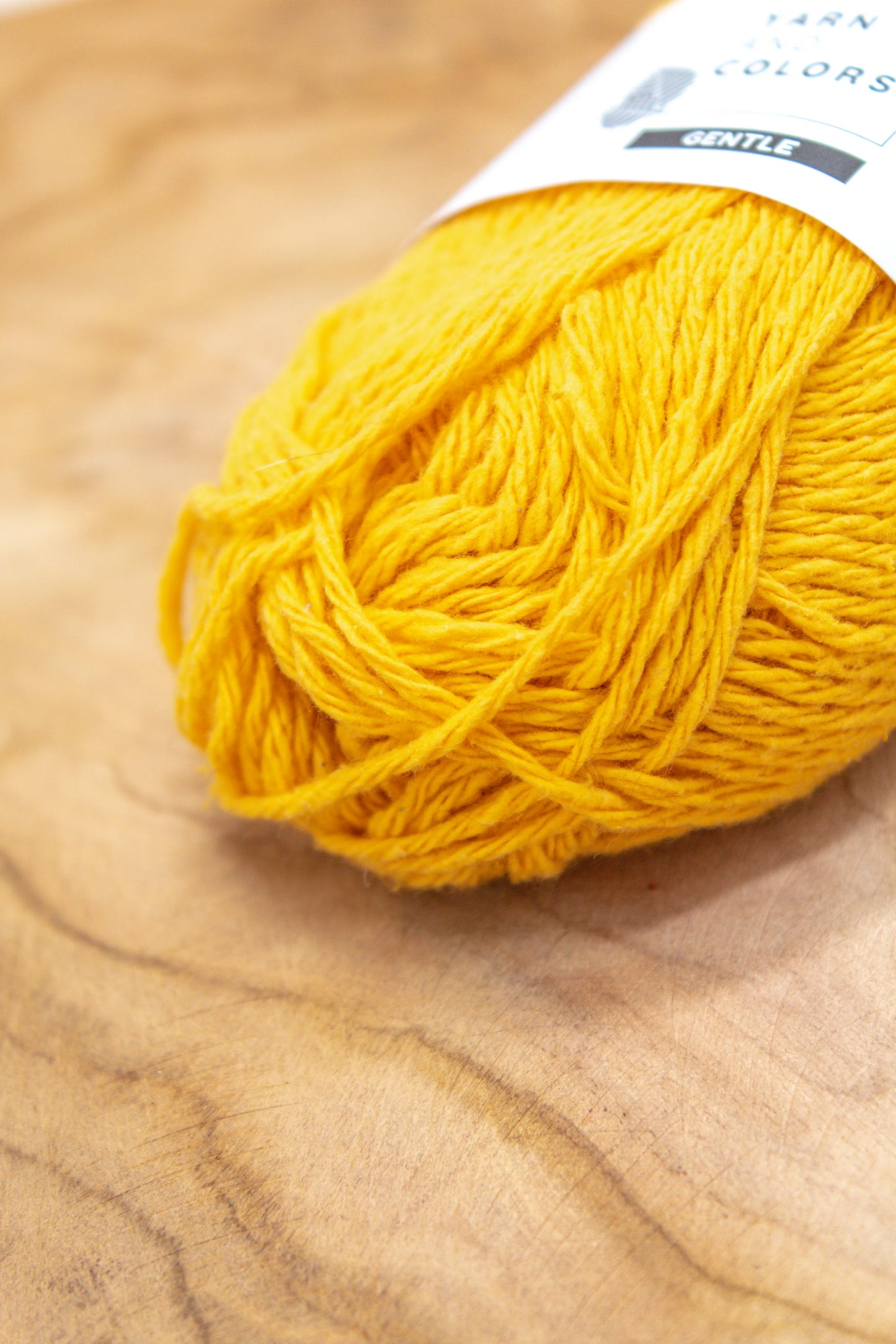 Duurzaam garen: Yarn and Colors Gentle in kleur 015 Mosterd geel