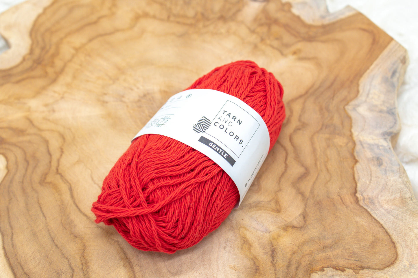 Duurzaam garen: Yarn and Colors Gentle in kleur 030 Wijn rood