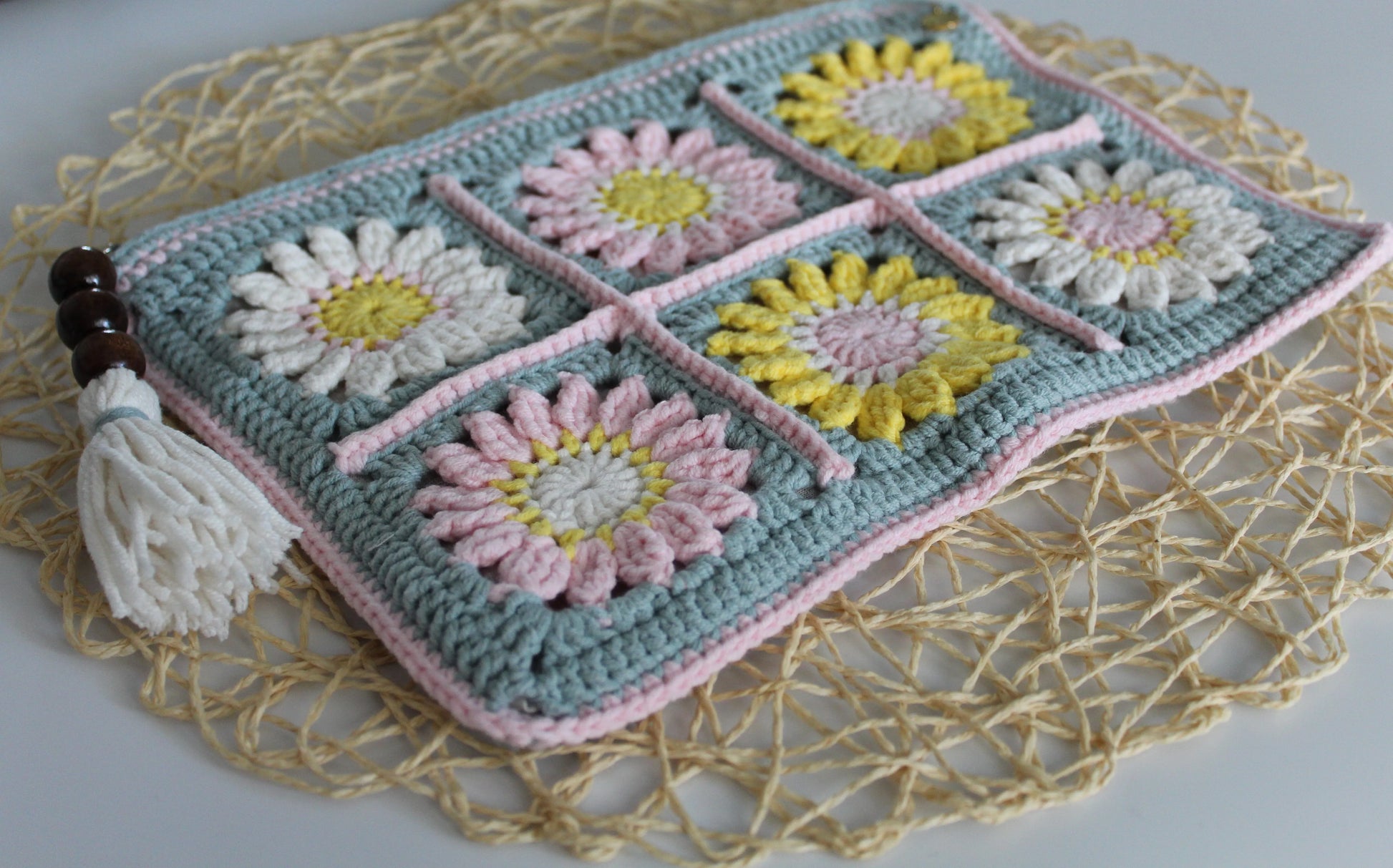 Gehaakt Haakpatroon granny square clutch ontworpen door LarissDesigns