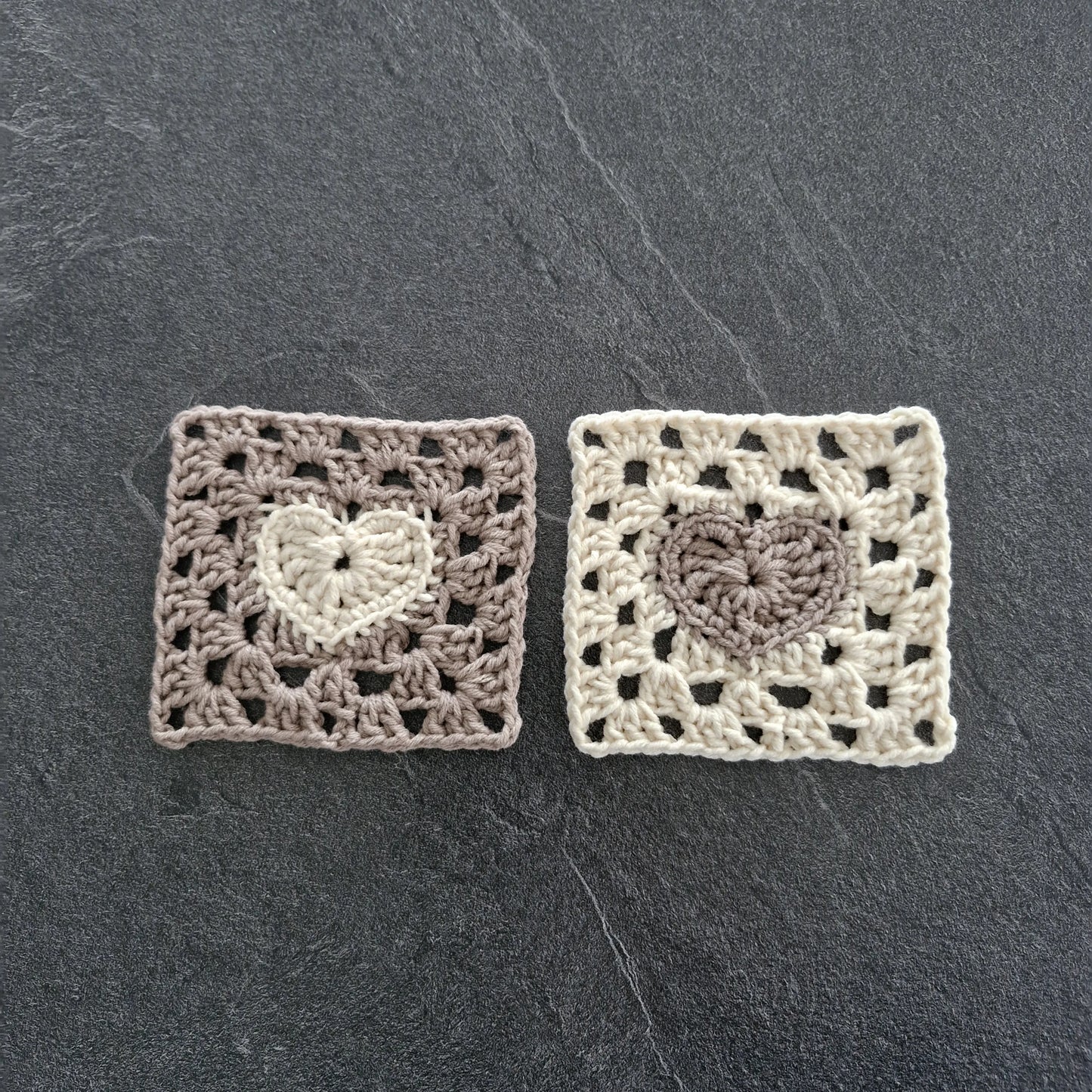 Gehaakt Haakpatroon granny square onderzetter met hartje ontworpen door Marjahaakt