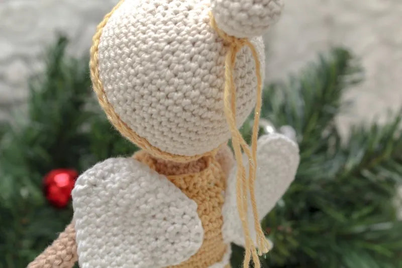 Achteraanzicht van het gehaakte Haakpatroon kerstengel Angela ontworpen door Cora's Knit Knacks