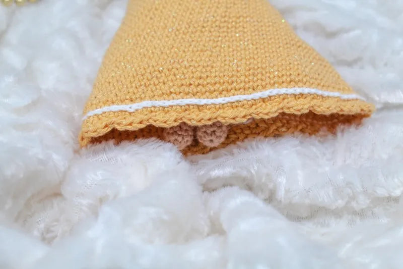 Close up van de onderkant van het gehaakte Haakpatroon kerstengel Angela ontworpen door Cora's Knit Knacks