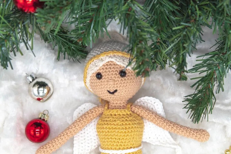 Close up van het gehaakte Haakpatroon kerstengel Angela ontworpen door Cora's Knit Knacks