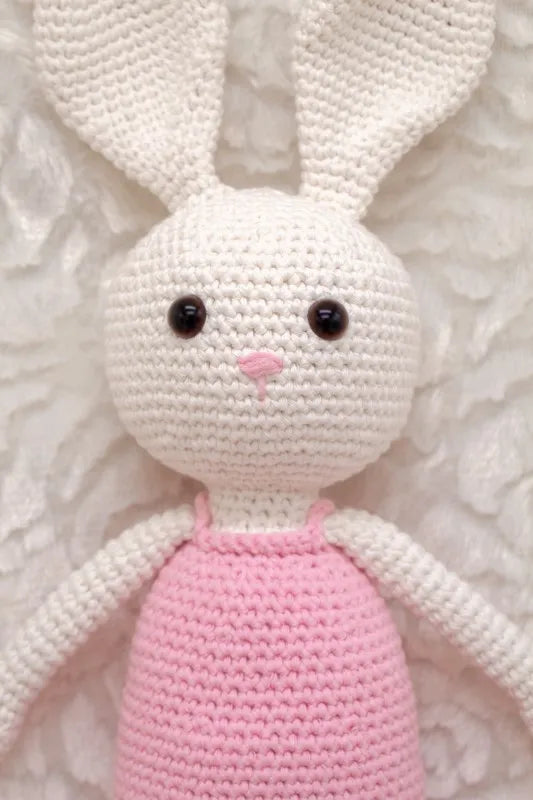 Close up van gehaakt Haakpatroon konijn Kiki ontworpen door Cora's Knit Knacks