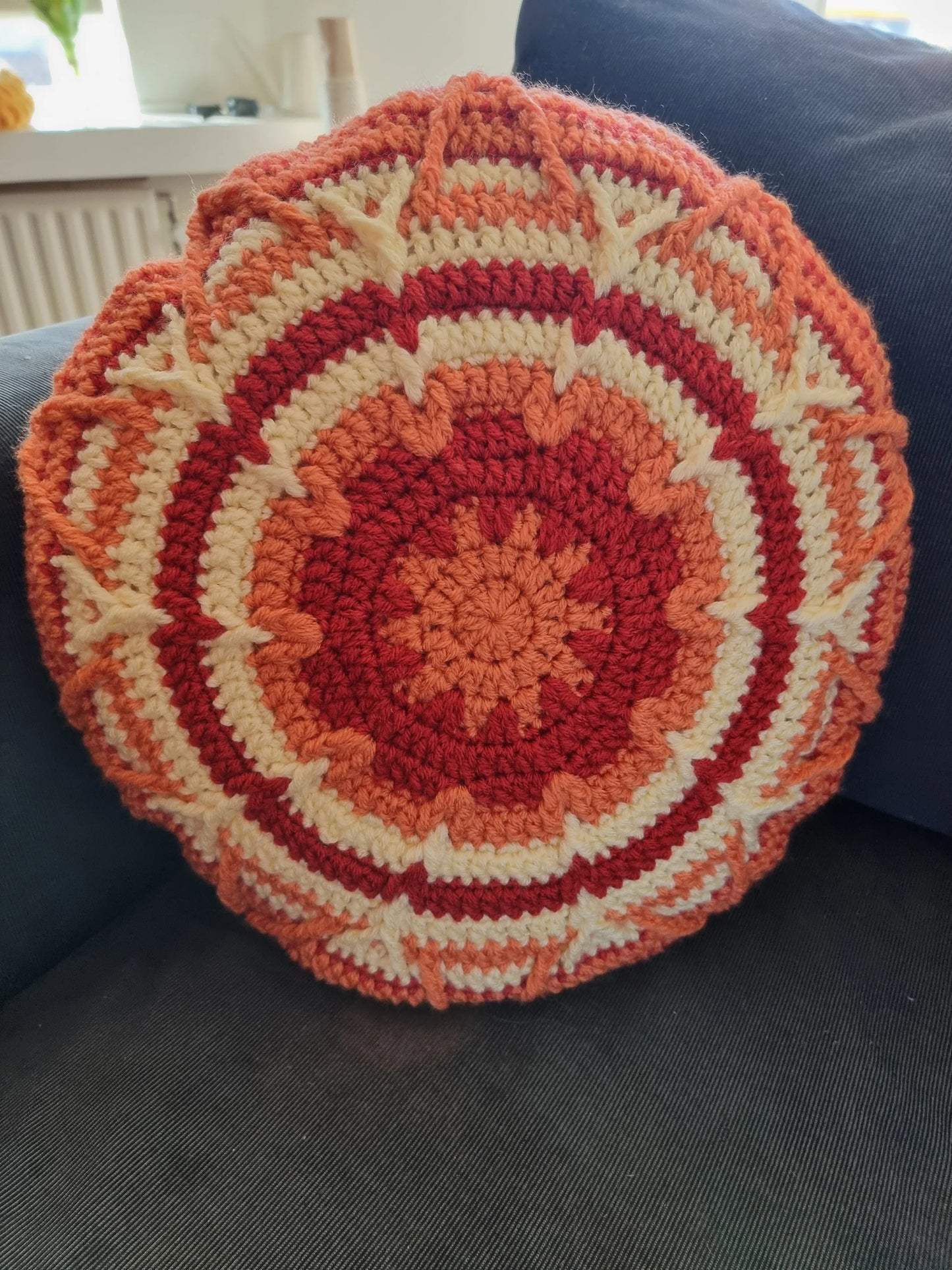 Haakpatroon kussen Dahlia