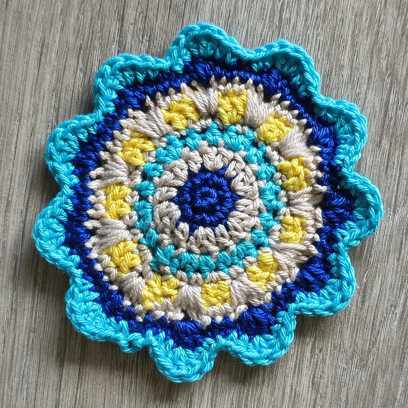 Gehaakt Haakpatroon onderzetter Bloem ontworpen door World of Womencraft