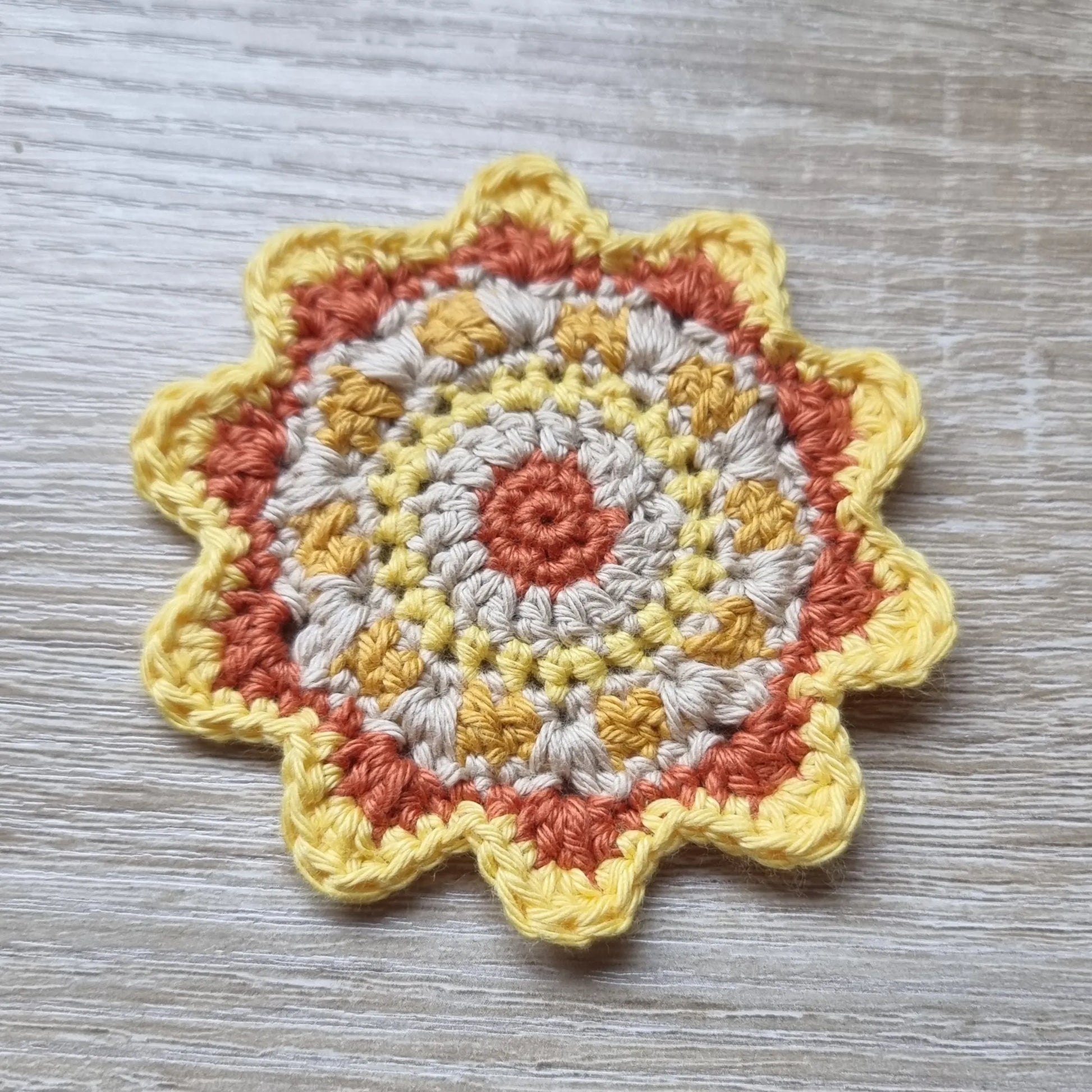 Gehaakt Haakpatroon onderzetter Bloem ontworpen door World of Womencraft