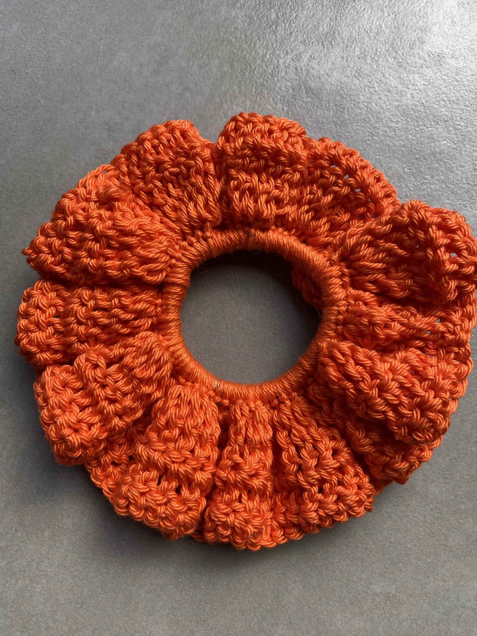 Gehaakt Koningsdag scrunchies bundel ontworpen door Crafting Dutchie
