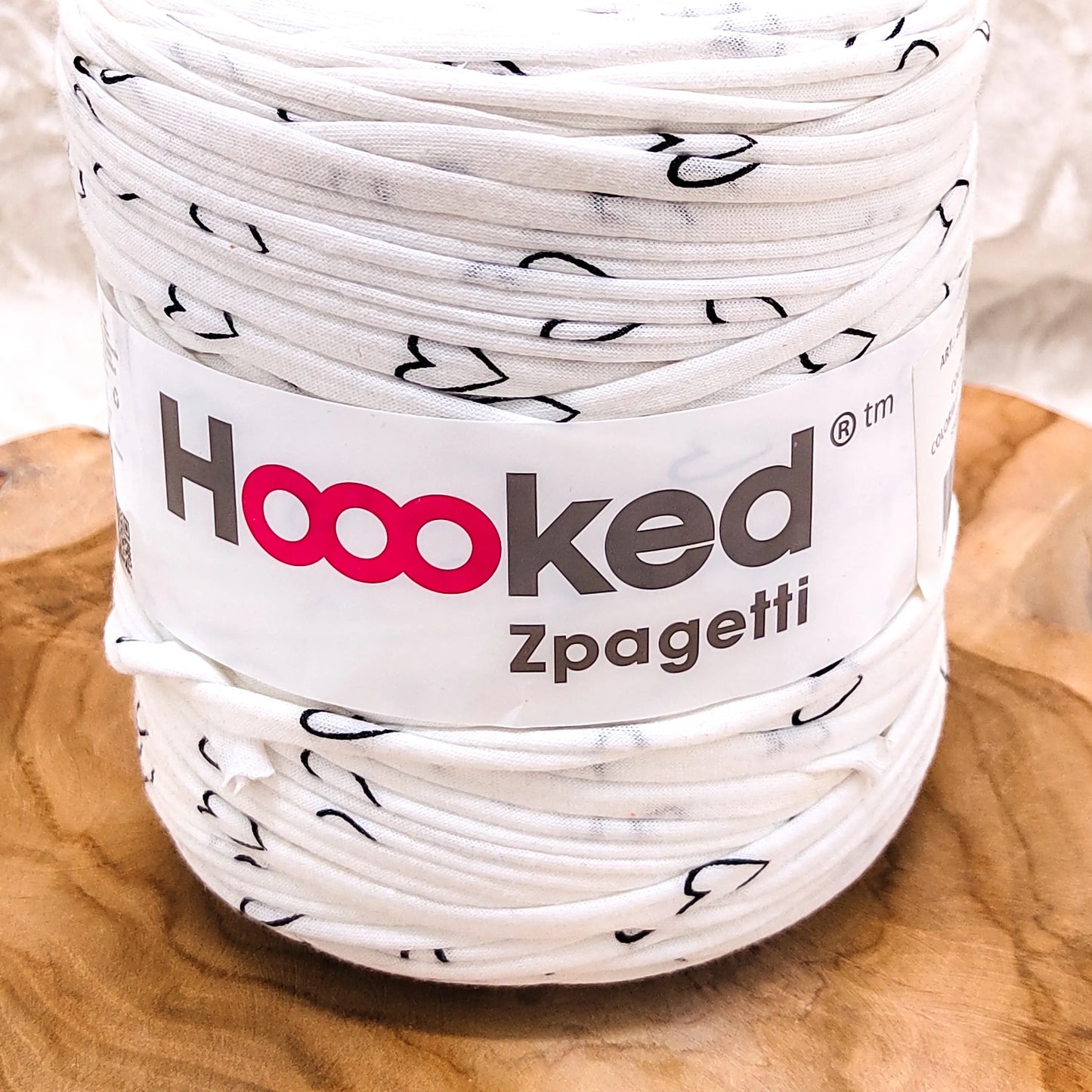 Duurzaam garen: Hoooked Zpagetti in kleur Wit met zwarte hartjes